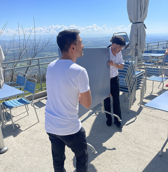 L’équipe prépare la terrasse