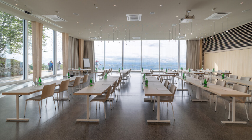 Salle panoramique avec tables de séminaire